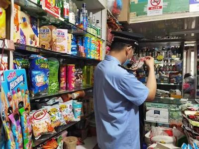 还在向未成年人售烟、“五毛食品”?丰台对校园周边商户联合执法